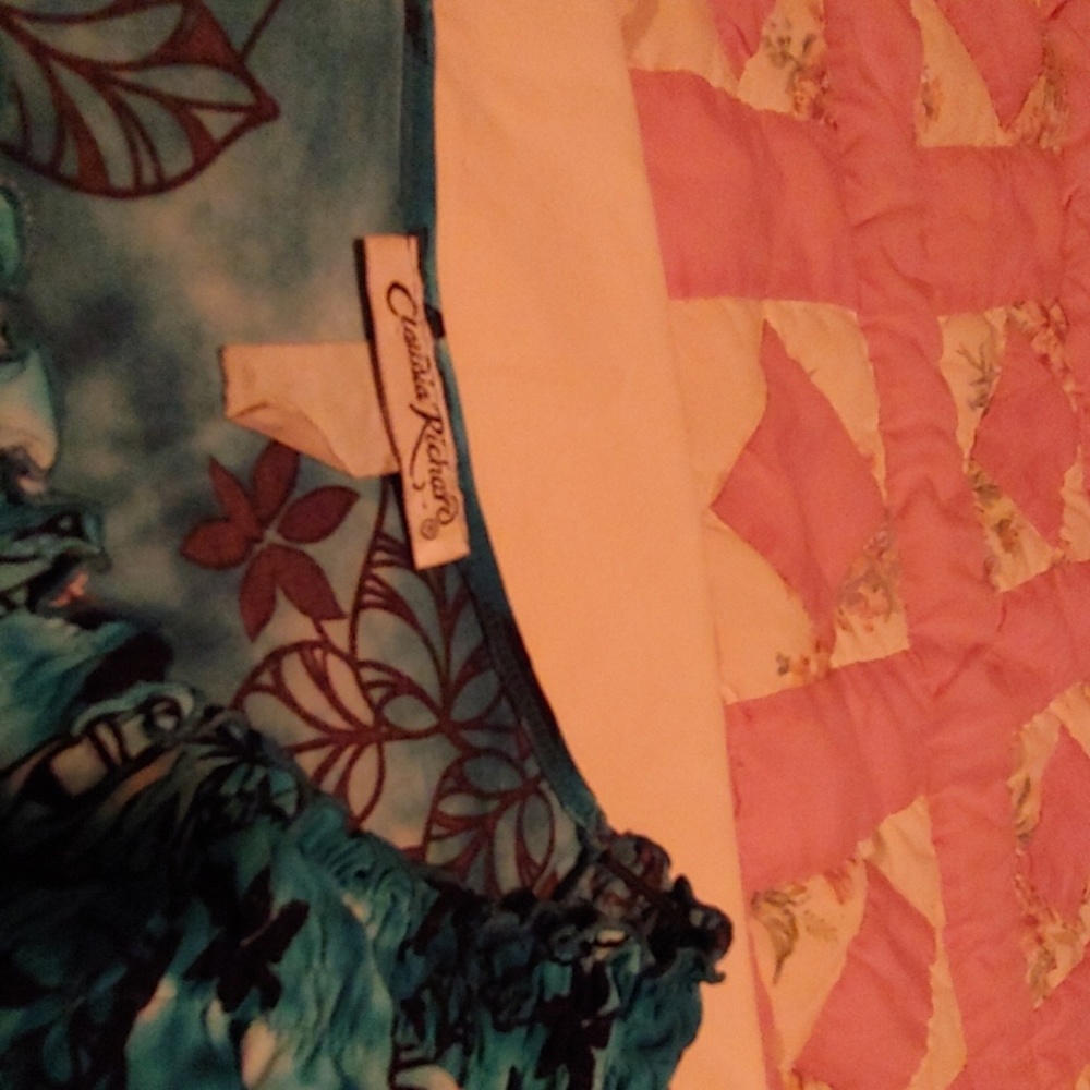 Flower/leaf blouse - Picture 2 of 3